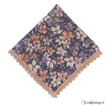 Zakdoek bloemen zwart zalm